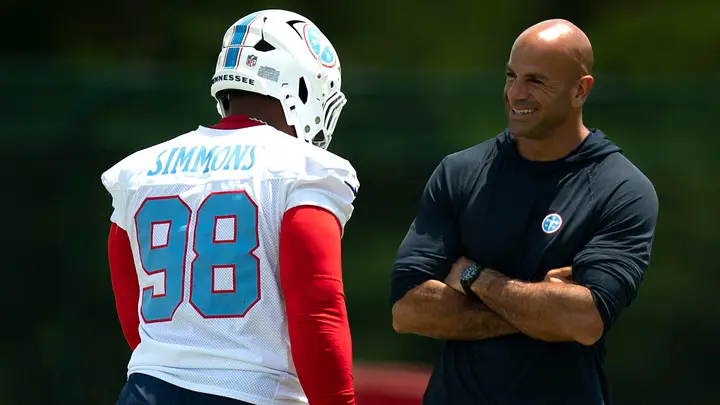 DT Jeffery Simmons converses with new Titans HC Robert Saleh